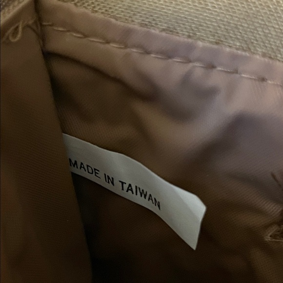 Vintage Woven Straw Clutch, with a floral embroidery design - Picture 11 of 15